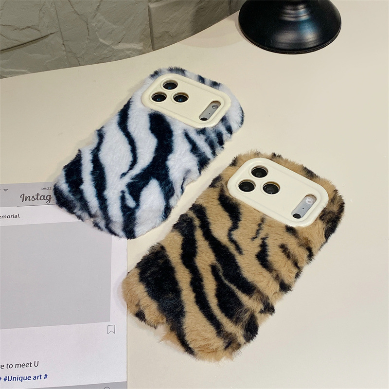豪華なゼブラ柄ふわふわプラッシュスマホケース iPhone  - Apple Iphone 15 Pro Max のレビューと価格